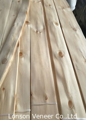 MDF περικοπών πεύκων ρόλων καπλαμάδων πεύκων 0.7mm με κόμπους περιστροφικός ξύλινος καπλαμάς